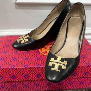 TORY BURCH RALEIGH WEDGE BLK SZ 6.5